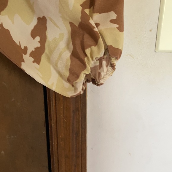 Tucker camo silk blouse ties at neckline size XS - Picture 4 of 14